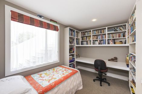 Photo of property in 8 Fairway Grove, Hokowhitu, Palmerston North, 4410