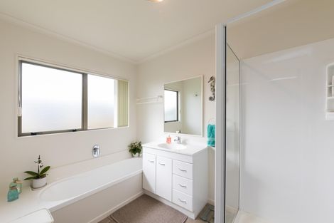 Photo of property in 63 Pacific Drive, Fitzherbert, Palmerston North, 4410