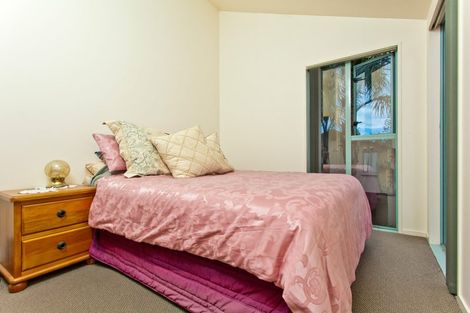 Photo of property in 2/42 Churchill Road, Murrays Bay, Auckland, 0630