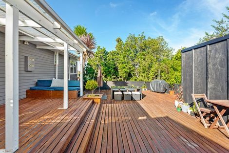 Photo of property in 43 La Rosa Street, Green Bay, Auckland, 0604
