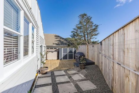 Photo of property in 27 Mexted Terrace, Tawa, Wellington, 5028