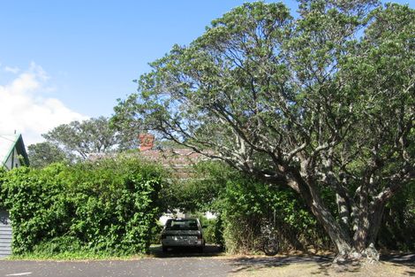 Photo of property in 4 Second Avenue, Stanley Point, Auckland, 0624