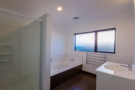 Photo of property in 12 Ron Place, Fitzherbert, Palmerston North, 4410