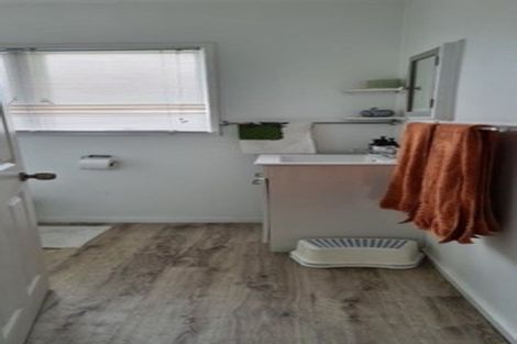 Photo of property in 2/124 Te Atatu Road, Te Atatu South, Auckland, 0610