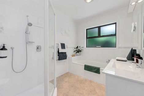 Photo of property in 5 Liston Crescent, Cockle Bay, Auckland, 2014