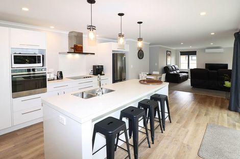 Photo of property in 5 Angus Place, Carterton, 5713