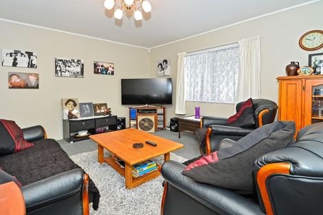 Photo of property in 2/9 Maplesden Drive, Clendon Park, Auckland, 2103