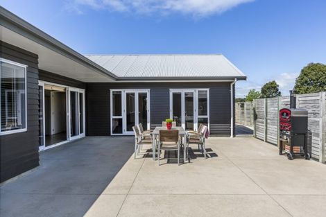 Photo of property in 87 Whangaparaoa Road, Red Beach, 0932
