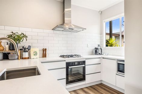 Photo of property in 9s Clearwater Cove, West Harbour, Auckland, 0618