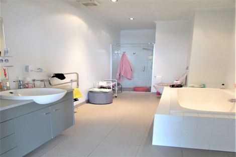 Photo of property in 20 Cameron Street, Kaiwharawhara, Wellington, 6035