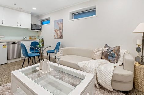 Photo of property in 2/24 Selwyn Road, Cockle Bay, Auckland, 2014