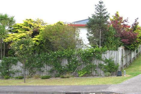 Photo of property in 72 Totaravale Drive, Totara Vale, Auckland, 0629