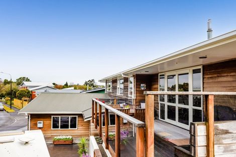 Photo of property in 21 Longview Drive, Merrilands, New Plymouth, 4312