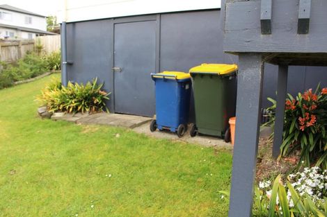 Photo of property in 1/8 Louise Place, West Harbour, Auckland, 0618
