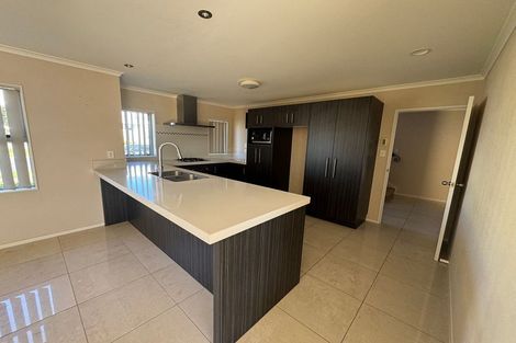 Photo of property in 2 Oakhurst Avenue, Flat Bush, Auckland, 2019