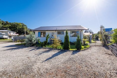 Photo of property in 33 Wairau Road, Picton, 7220