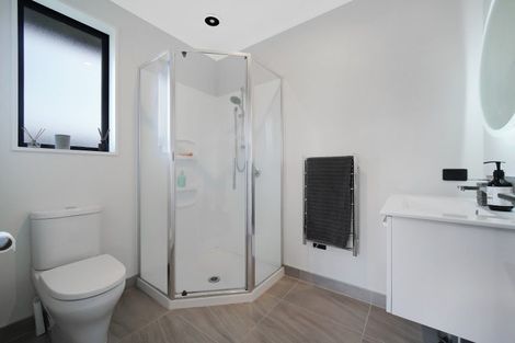 Photo of property in 4 Orawahi Road, Glenbrook, 2681