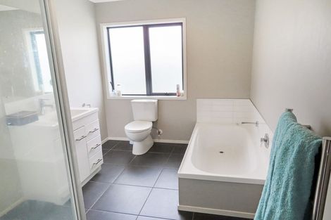 Photo of property in 76 Sunstone Crescent, Timberlea, Upper Hutt, 5018