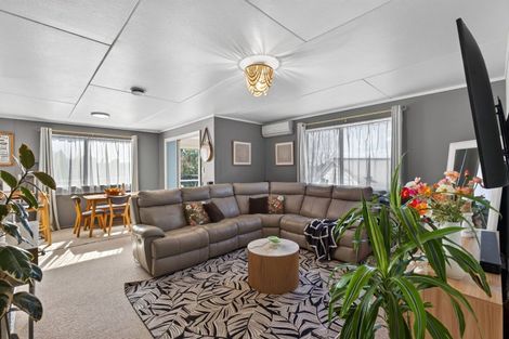 Photo of property in 35 Riversdale Drive, Merrilands, New Plymouth, 4312