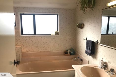 Photo of property in 17 Kingham Place, Avonhead, Christchurch, 8042