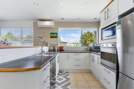 Photo of property in 3a Leiden Place, Totara Vale, Auckland, 0629