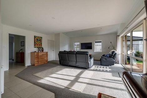 Photo of property in 6 Silkwood Place, Fitzherbert, Palmerston North, 4410