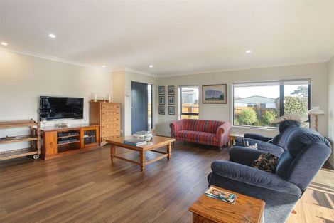 Photo of property in 7 Vela Place, Clarks Beach, 2122