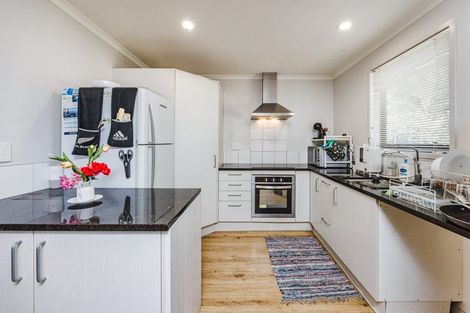 Photo of property in 35 Becker Drive, Weymouth, Auckland, 2103