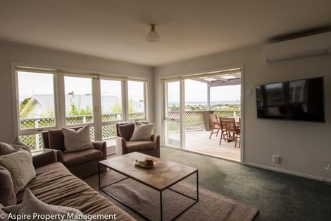 Photo of property in 21 Pupuke Road, Birkenhead, Auckland, 0627