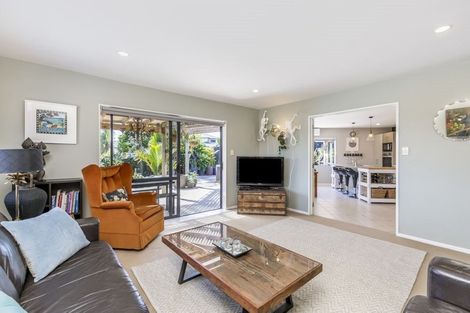 Photo of property in 16 Nimstedt Avenue, Oteha, Auckland, 0632