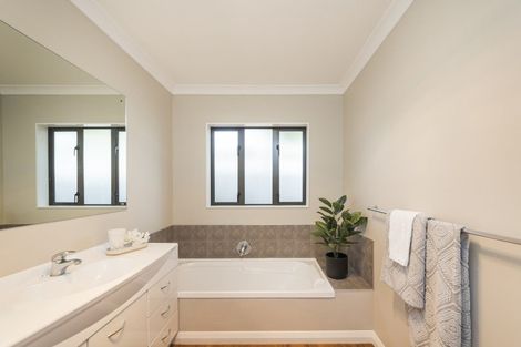 Photo of property in 128 Hillcrest Drive, Kelvin Grove, Palmerston North, 4414