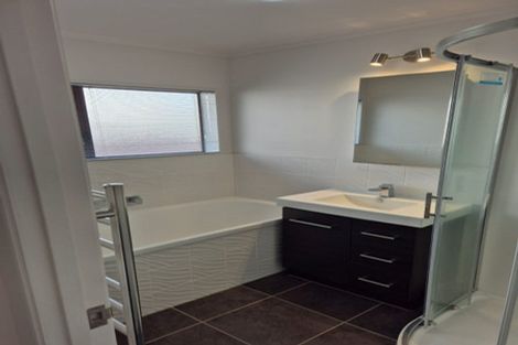 Photo of property in 2/26a Eastern Road, Eastern Beach, Auckland, 2012