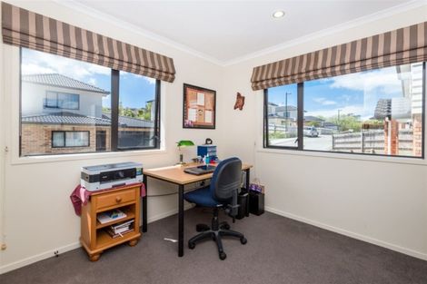 Photo of property in 31 Springvale Drive, Fairview Heights, Auckland, 0632