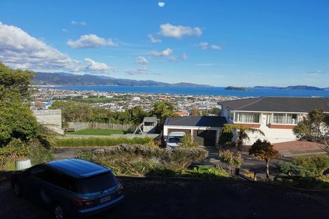 Photo of property in 5 Walnut Way, Maungaraki, Lower Hutt, 5010
