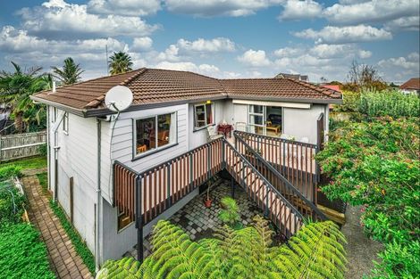 Photo of property in 2/114 Bradbury Road, Botany Downs, Auckland, 2010