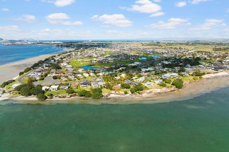 Photo of property in 28 Waitemata Drive, One Tree Point, 0118