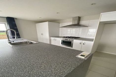 Photo of property in 61 Tamworth Crescent, Newlands, Wellington, 6037