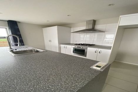 Photo of property in 61 Tamworth Crescent, Newlands, Wellington, 6037