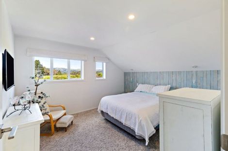 Photo of property in 51 Coutts Way, Fitzherbert, Palmerston North, 4410