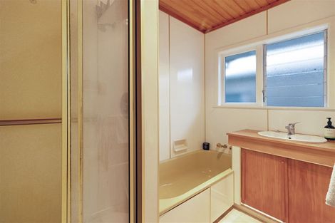 Photo of property in 21 Martin Place, Kelston, Auckland, 0602