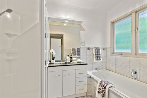 Photo of property in 70 Heathcote Road, Castor Bay, Auckland, 0620