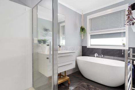 Photo of property in 17 Ballintoy Park Drive, Welcome Bay, Tauranga, 3175