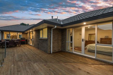 Photo of property in 158 Ruapehu Drive, Fitzherbert, Palmerston North, 4410