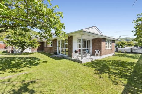 Photo of property in 27 Utauta Street, Waikanae, 5036