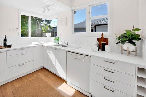 Photo of property in 410 Carrington Street, Upper Vogeltown, New Plymouth, 4310