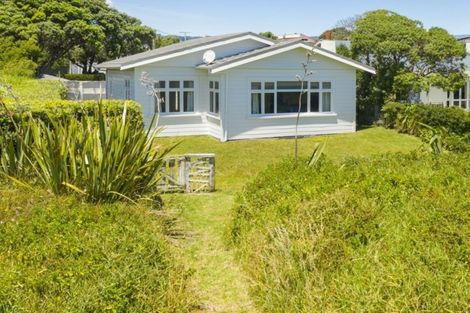 Photo of property in 37 Manly Street, Paraparaumu Beach, Paraparaumu, 5032