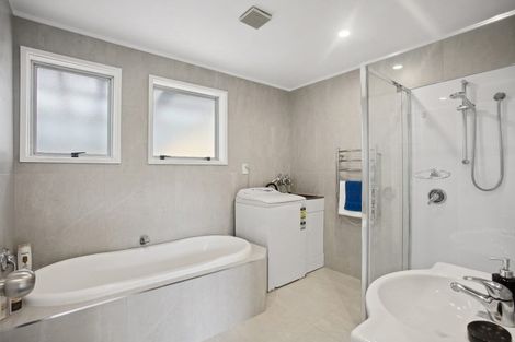 Photo of property in 7 Napuka Road, Henderson Valley, Auckland, 0612