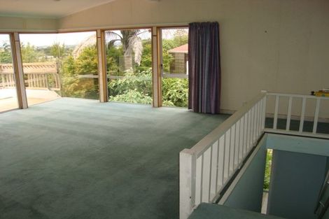 Photo of property in 635 Glenfield Road, Totara Vale, Auckland, 0629