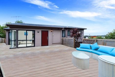 Photo of property in 2/1 Heathglen Place, Bayview, Auckland, 0629