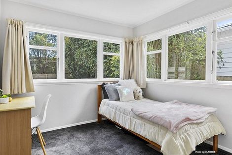 Photo of property in 9 Newcombe Crescent, Karori, Wellington, 6012